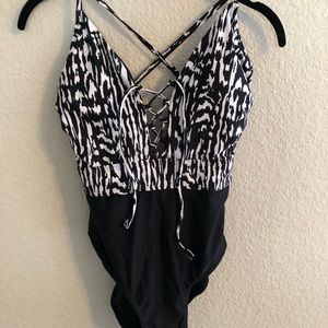 Playa one piece Swimsuit Size S 4 / 6 NWT Black and White